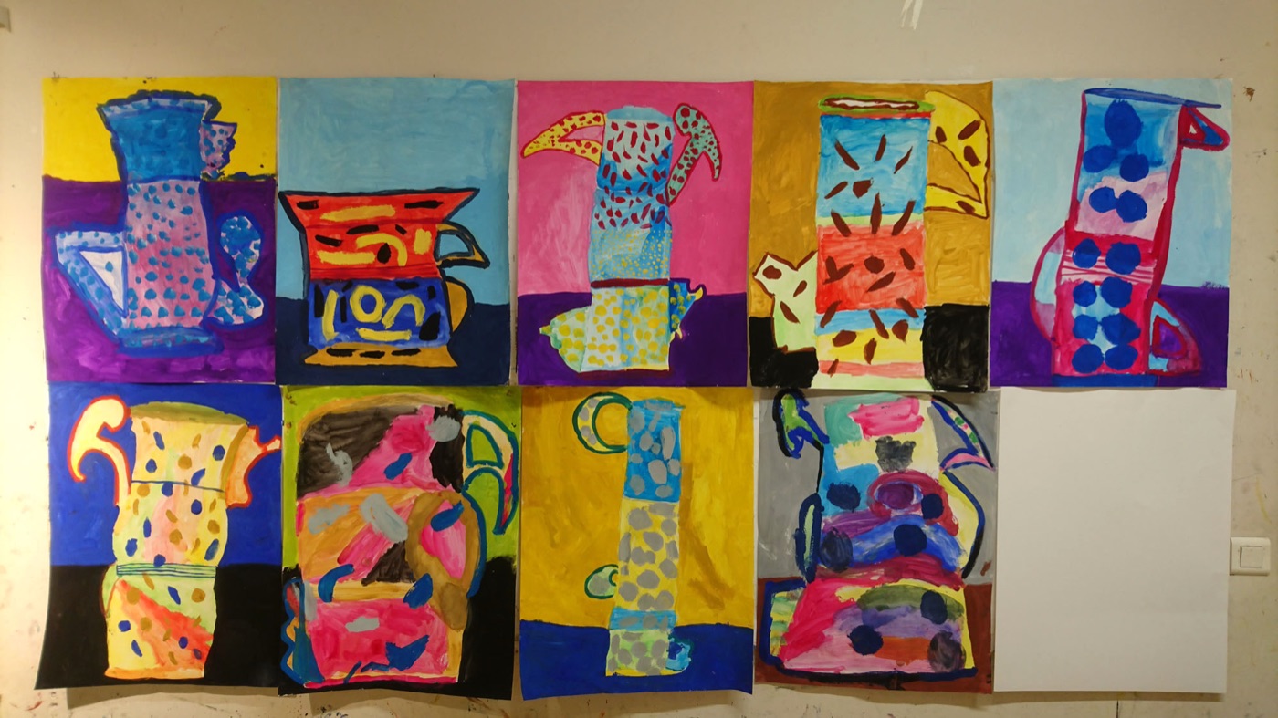 Peintures d'élèves des Écoles Melrose, exposées dans l'école : natures mortes colorées inspirées de Matisse.