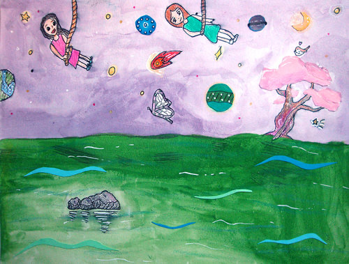 Aquarelle d'élève : deux enfants sur des balançoires dans un champ vert, sous un ciel violet.